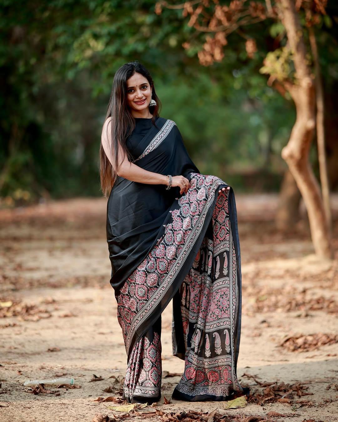 Premium Crepe Silk Saree 🖤