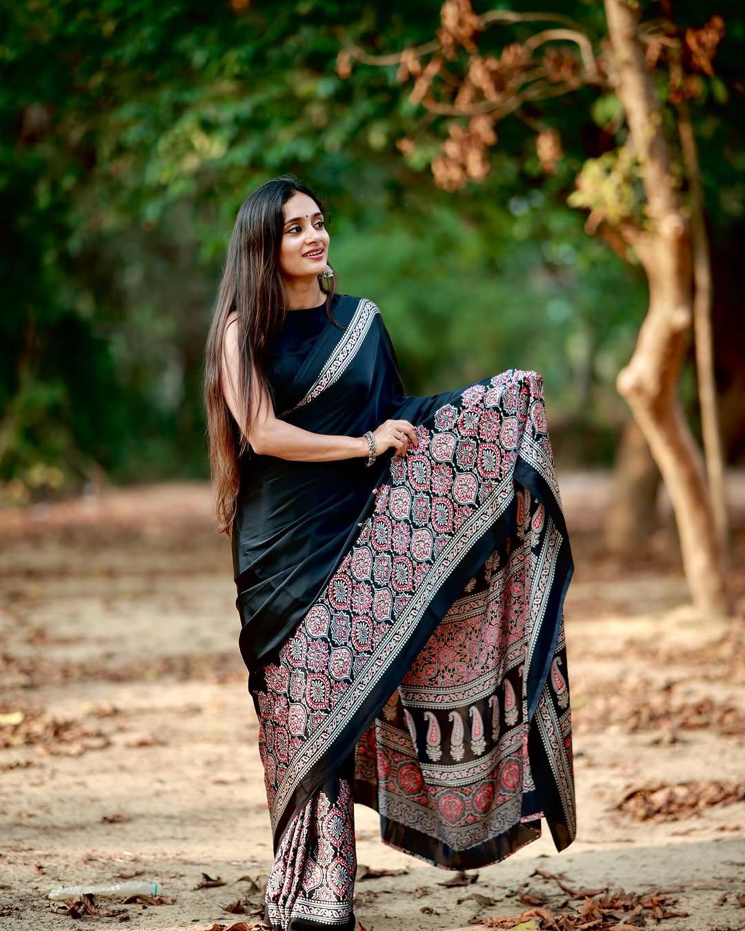 Premium Crepe Silk Saree 🖤